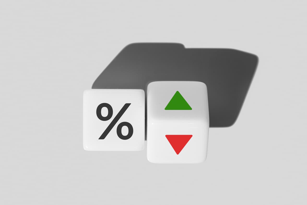 symbols that represent interest and mortgage rates with colored arrows