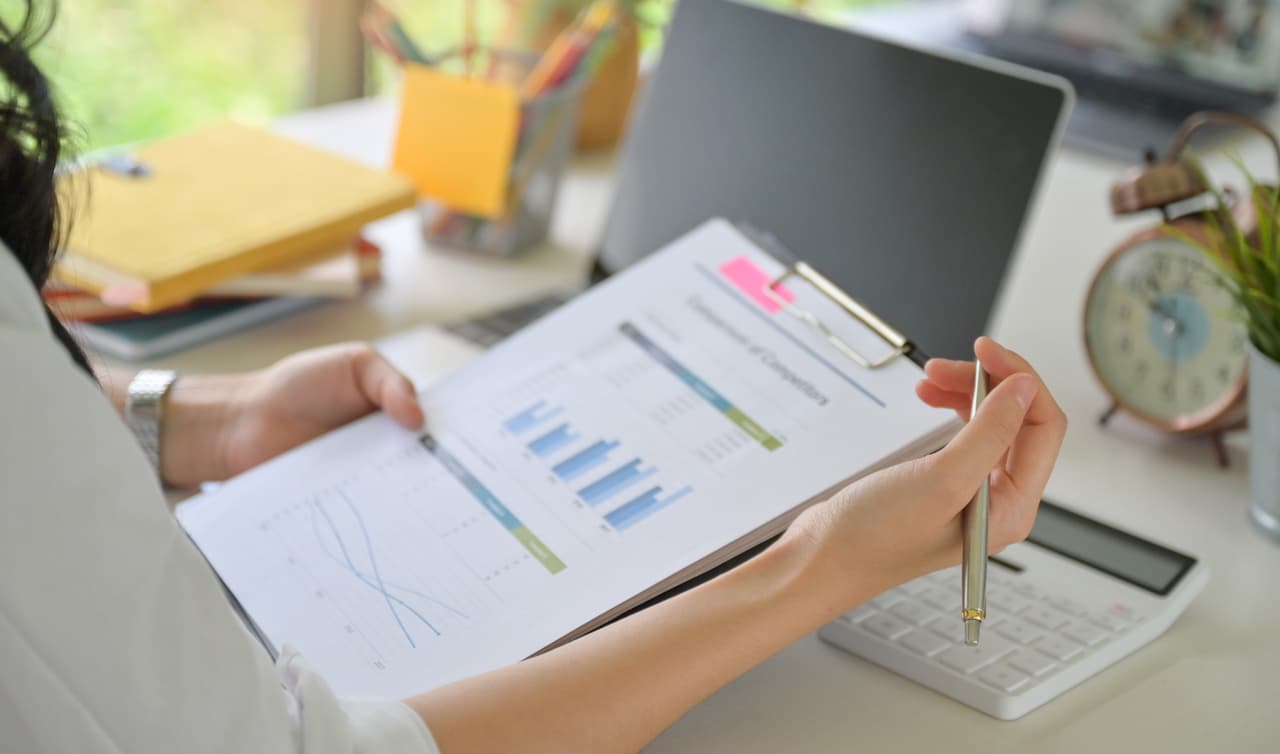 a woman controlling the rates on reports